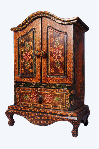L'application du batik à des armoires miniatures ornées de matériaux en bois. Largement utilisé comme décoration intérieure des maisons, des bureaux et des hôtels  - Photo, image