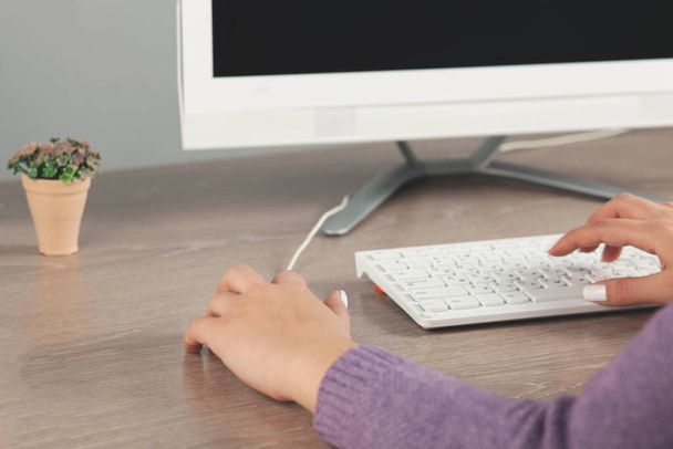woman working in computer keyboard on the desk - Foto, Imagen