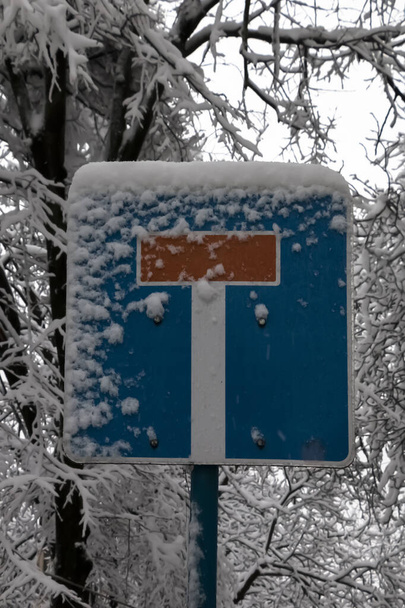 Знак мертвого кінця на зимовій лісовій дорозі
. - Фото, зображення
