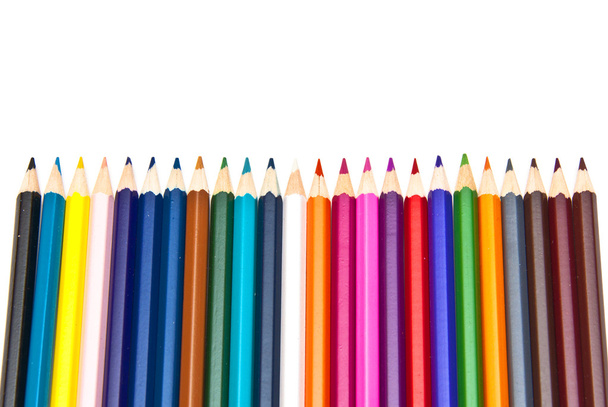 Цветные карандаши, изолированные на белом фоне. - Фото, изображение
