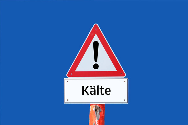 Cuidado sinal de aviso frio no fundo azul em alemão - Foto, Imagem