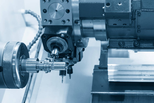 Vuorottelumylly leikkaa metalliakselin osan. hi-tarkkuus valmistusprosessi multi-tasking CNC sorvi kone. - Valokuva, kuva