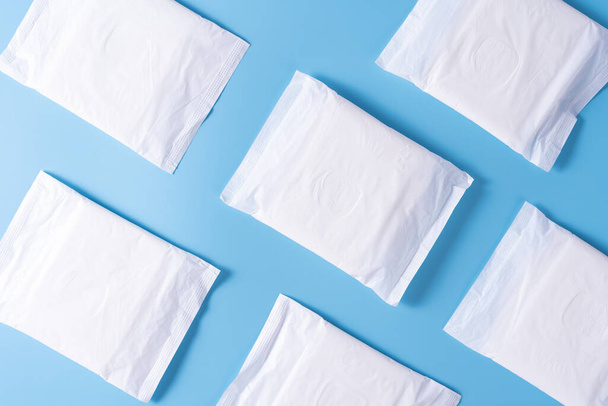 Modèle de serviette hygiénique, serviette hygiénique sur fond bleu. Menstruation, Hygiène féminine, Vue sur le dessus. - Photo, image