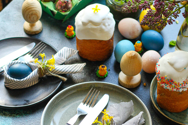 Easter cake and Easter eggs festive table setting traditional decoration and treats. Happy easter! portion on the table healthy meal snack outdoor top view copy space  food background rustic  - Foto, imagen