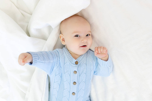 ребенок в одеяле, детское утро, текстиль и детская кровать - Фото, изображение