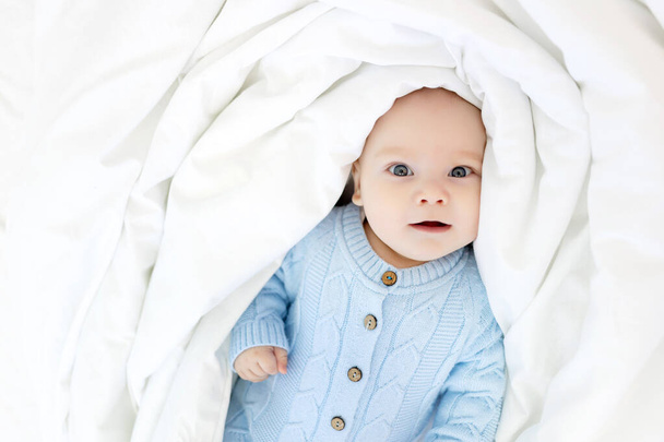 bebê em um cobertor, bebê de manhã, têxteis e cama de bebê - Foto, Imagem
