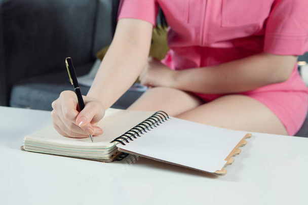 fille prenant des notes sur un carnet - Photo, image