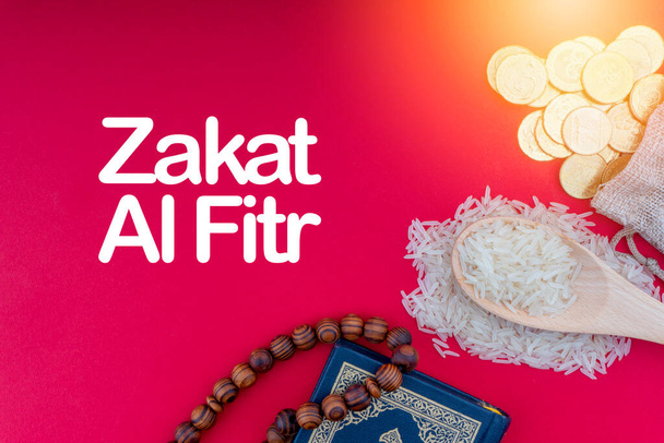 ZAKAT Worte mit dem Heiligen Koran, Münzen, Rosenkranz und Reis. Zakat-Konzept. Zakat ist eine Form von Almosen als religiöse Verpflichtung  - Foto, Bild