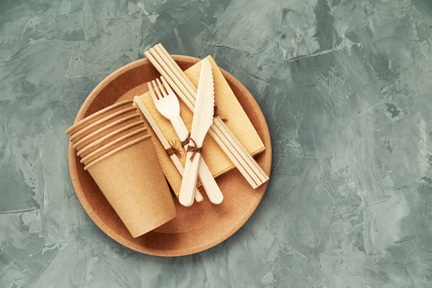Natural environmentally friendly bamboo and paper tableware. The concept of recycling, nature conservation and saving the earth.  - Foto, Imagem