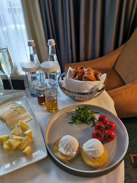 Luxe ontbijt voor de pasgetrouwden in het hotel. Ontbijt op de kamer - Foto, afbeelding
