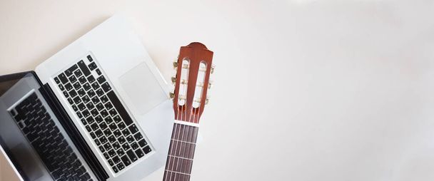 Online guitar learning concept at home banner - 写真・画像