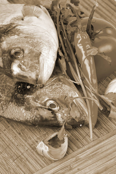 frischer Fisch auf einem Teller - Foto, Bild