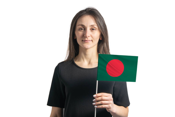Щаслива молода біла дівчина, що тримає прапор Бангладеш ізольованим на білому тлі.. - Фото, зображення