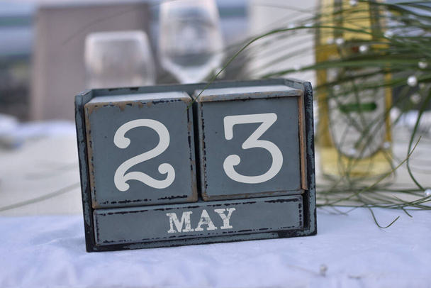 Drewniane bloki w pudełku z datą, dniem i miesiącem 23 maja. Kalendarz bloków drewnianych - Zdjęcie, obraz