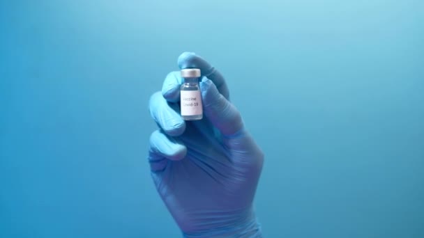mão em luvas de látex segurando vacina coronavírus, com espaço de cópia  - Filmagem, Vídeo