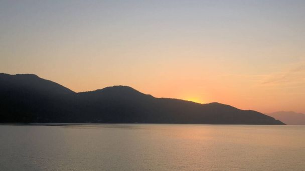 Sunrise Dağı Deniz Manzarası Arkaplanı - Fotoğraf, Görsel