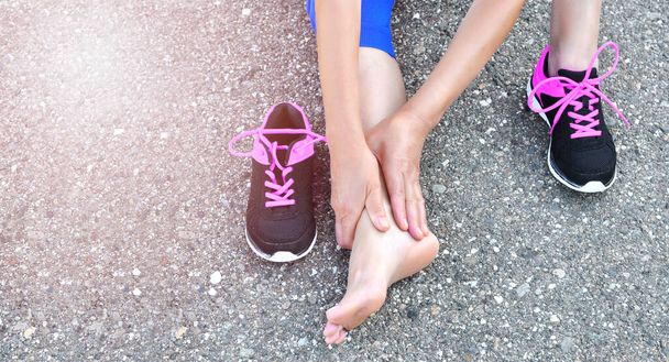 Svalové zranění. Běžící zranění nohy nehoda - sportovní žena běžec bolí držení bolestivé nohy. Sportovkyně má poranění svalů, vymknutou nohu při běžeckém tréninku v přírodě.Prostor pro text - Fotografie, Obrázek