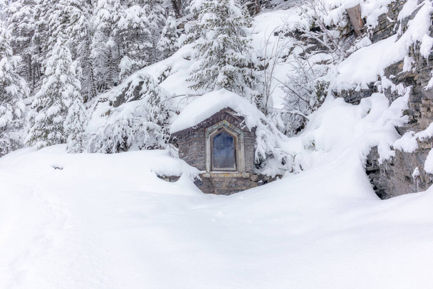 A small shrine during the ski touring in the mountains and forest above Alvaneu in the Swiss Alps - Φωτογραφία, εικόνα