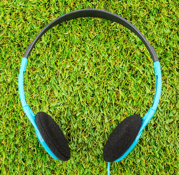 Headphone on grass - Φωτογραφία, εικόνα