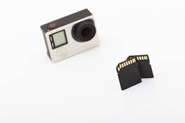 Две черные карты памяти SD и размытая камера на белом фоне - Фото, изображение