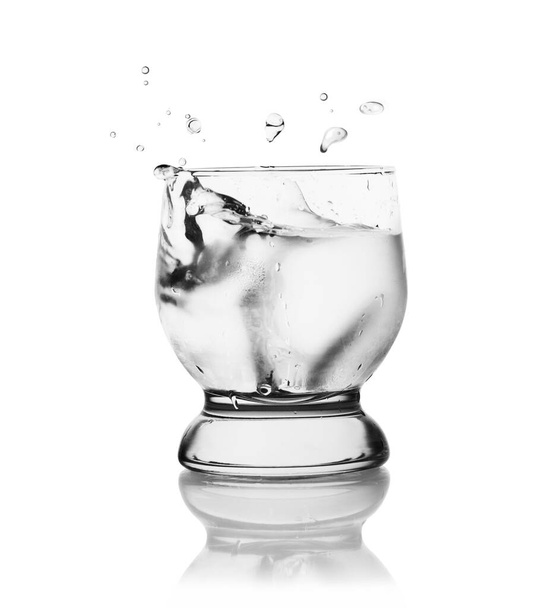 Lasi vettä eristetty valkoisella pohjalla - Valokuva, kuva