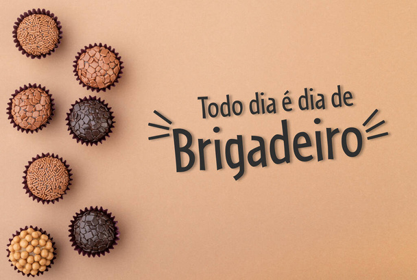 Typische brasilianische Brigadeiros, verschiedene Geschmacksrichtungen. Schrift "Everyday is brigadeiro day" auf Portugiesisch. - Foto, Bild
