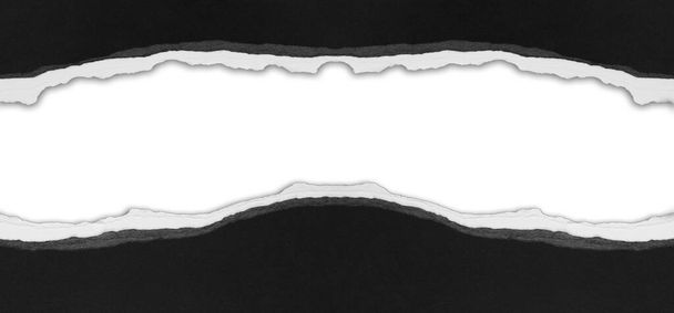 Düz arkaplanda yırtılmış siyah kağıt, kopyalamak için boşluk - Fotoğraf, Görsel