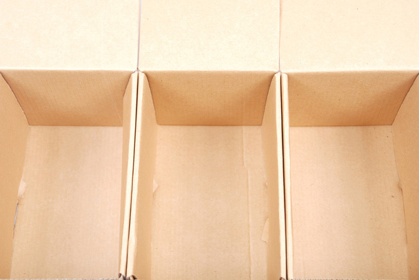Close-up de três caixas de papelão abertas
 - Foto, Imagem