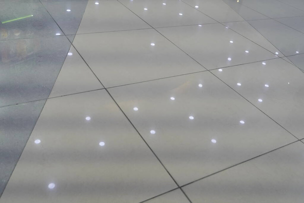 Piso de mármore em um edifício público com reflexos de luzes de teto - Foto, Imagem