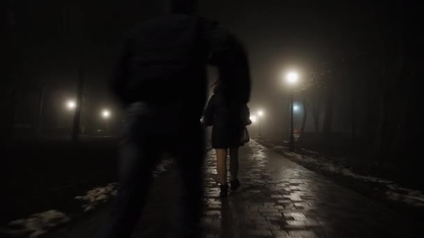 Жінка захищає розбійника в парку вночі
 - Кадри, відео