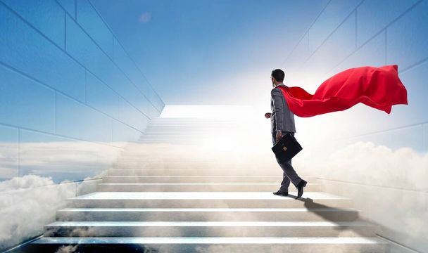 Superhéroe empresario exitoso en concepto de escalera de carrera - Foto, Imagen