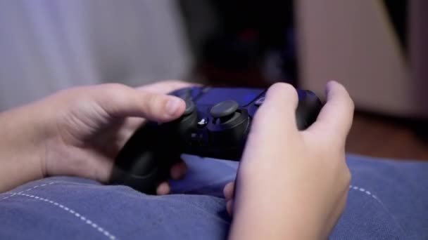 Mãos de criança Jogue jogos de vídeo no Joystick, pressione botões com os dedos. 4K - Filmagem, Vídeo