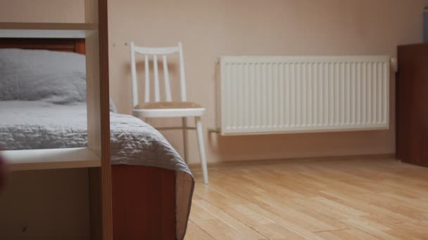 Dívka o berlích sedí na posteli - Záběry, video