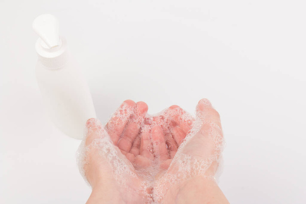 Prevenção de viagens de vírus Corona. Criança mostrando higienização das mãos lavar as mãos com sabão em água quente para germes de coronavírus espalhando proteção. - Foto, Imagem