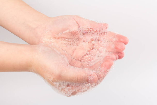 Coronavirus-Reisevorbeugung. Kind zeigt Händehygiene beim Händewaschen mit Seife in heißem Wasser gegen Coronavirus-Keime. - Foto, Bild