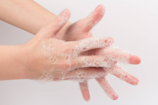Corona virus travel prevention. Enfant montrant l'hygiène des mains se laver les mains avec du savon dans l'eau chaude pour les germes de coronavirus protection propagation. - Photo, image
