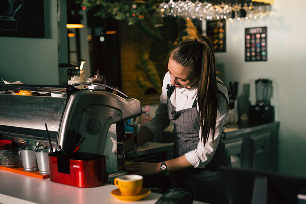camarera que trabaja en cafetería o cafetería - Foto, Imagen