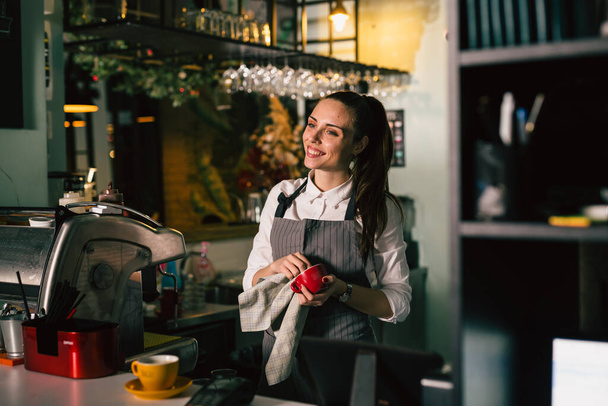 kelnerka pracująca w kawiarni lub kawiarni - Zdjęcie, obraz