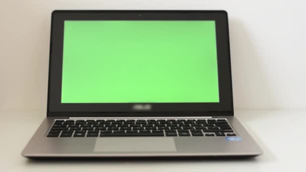 Notatnik - zielony ekran - na białym tle - Materiał filmowy, wideo