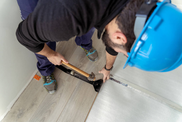 Muž pracovník montáž laminátové podlahy. - Fotografie, Obrázek