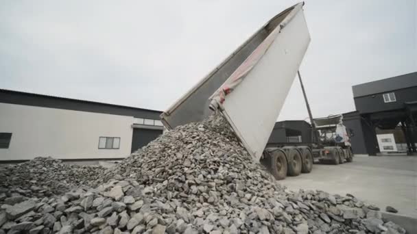 Een vrachtwagen dumpt puin op een bouwplaats. Plaats van vrijgave - Video