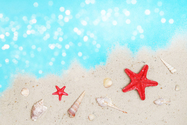 Tropikalne lato. Seashells, rozgwiazdy na morzu piasku. Liście tropikalne. Czas letni. Urlop - Zdjęcie, obraz