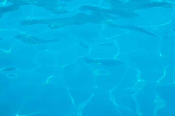 Искусственная текстура чистой голубой воды в бассейне, океане или море. Вид сверху. мерцающая вода. Абстрактный фон. копировальное пространство - Фото, изображение