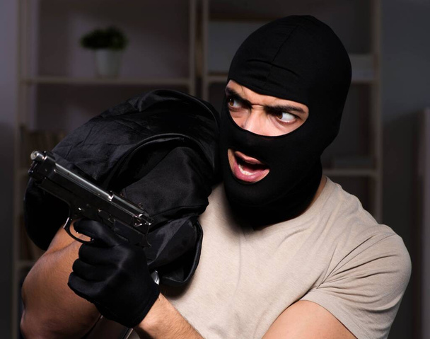 Ladrão usando máscara de balaclava na cena do crime - Foto, Imagem