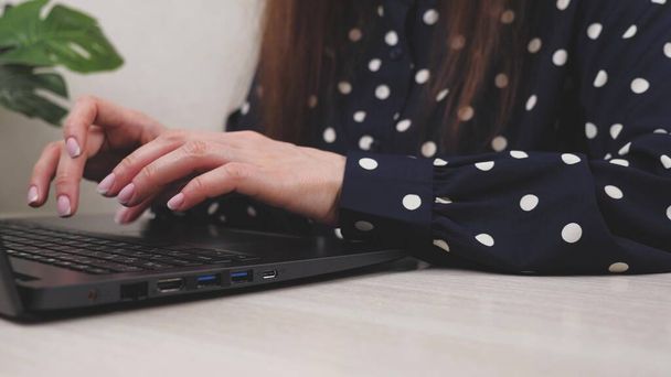 Női kéz az üzletasszony professzionális felhasználó munkavállaló gépelés laptop notebook billentyűzet ülni otthon irodai íróasztal dolgozik online PC szoftver alkalmazások technológiai koncepció, közelkép oldalnézet - Fotó, kép