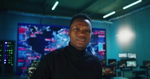 Homem negro confiante andando no escritório de segurança digital - Filmagem, Vídeo