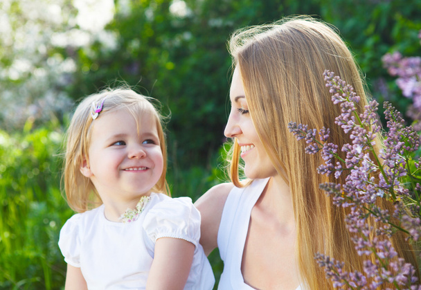 Mother and her little daughter in the spring day - Foto, Bild
