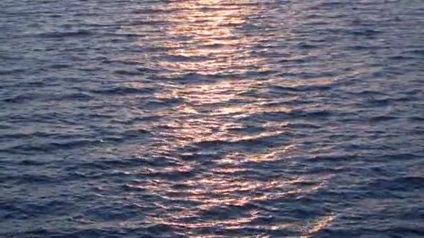Зацикленное видео красивой поверхности воды и солнца над горизонтом. - Кадры, видео