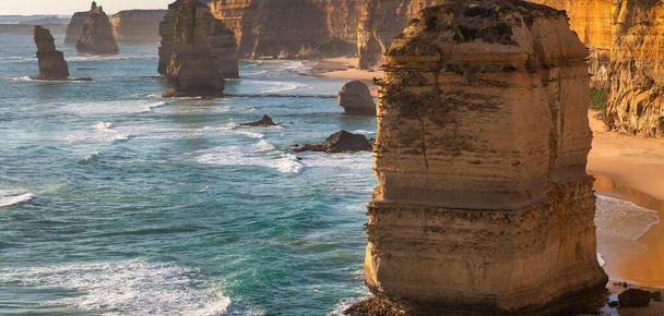 Verbazingwekkende kustlijn van de Twaalf Apostelen, verzameling van kalksteen stapels voor de kust van Port Campbell National Park, door de Great Ocean Road in Victoria, Australië bij zonsondergang. - Foto, afbeelding
