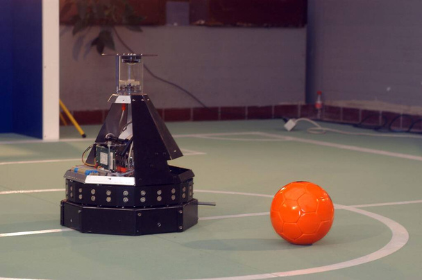 ロボット競争の場で競い合うロボットは - 写真・画像